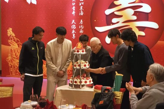 所以里面的消息更新十分迅速。展示图片